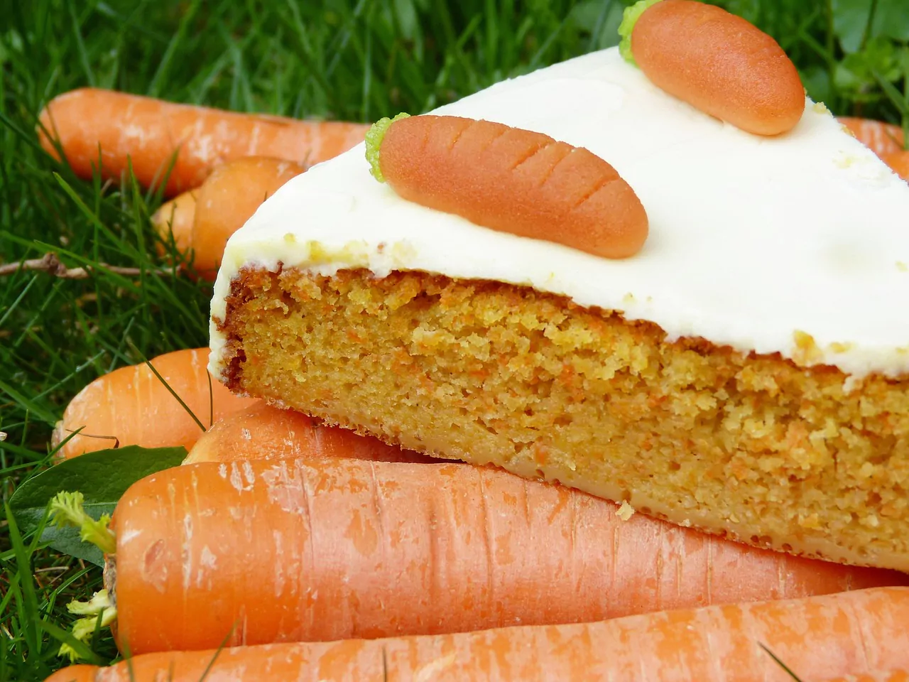 Saftiger Möhrenkuchen mit Frischkäse Topping