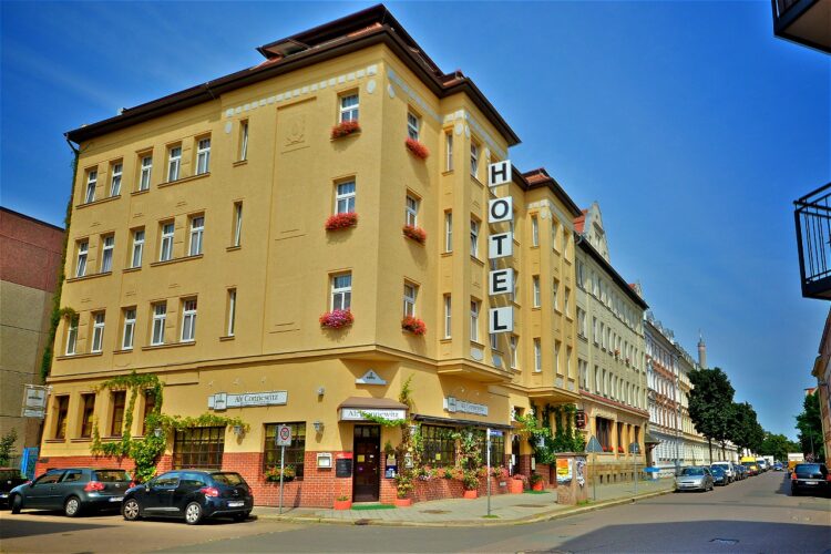 Hotel Aussenansicht mit Weistoecken 1