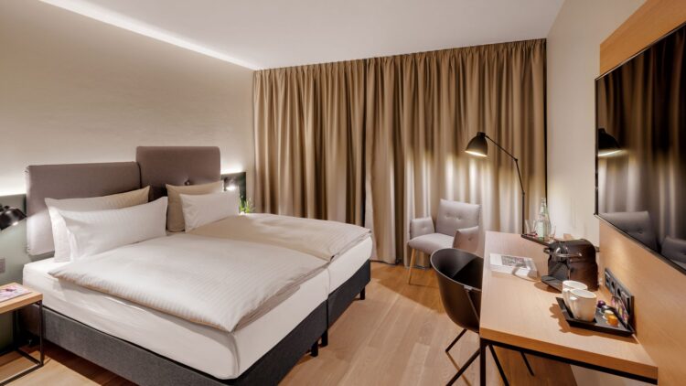 Hotel the YARD Business Zimmer Desk 1