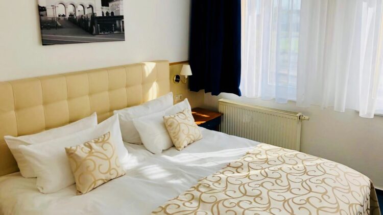 hotel am bayrischen platz bett mit deko 2