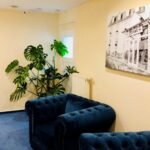 hotel am bayrischen platz flur mit blauen sesseln